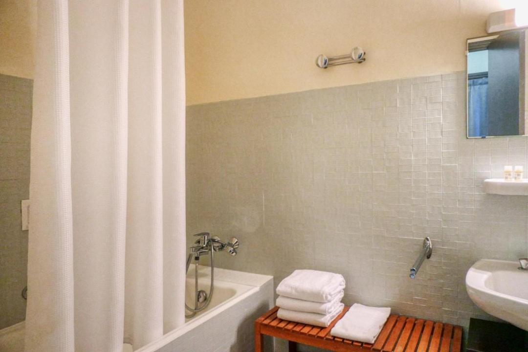 Hotel Univers Carpentras Esterno foto